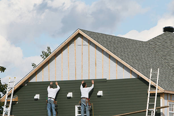 Professional Siding technician working in Bowling Green, FL
